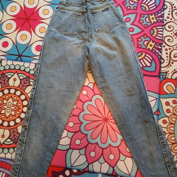 Size 11 Vintage Calvin Klein faded relaxed-fit high waisted jeans. - Picture 7 of 9